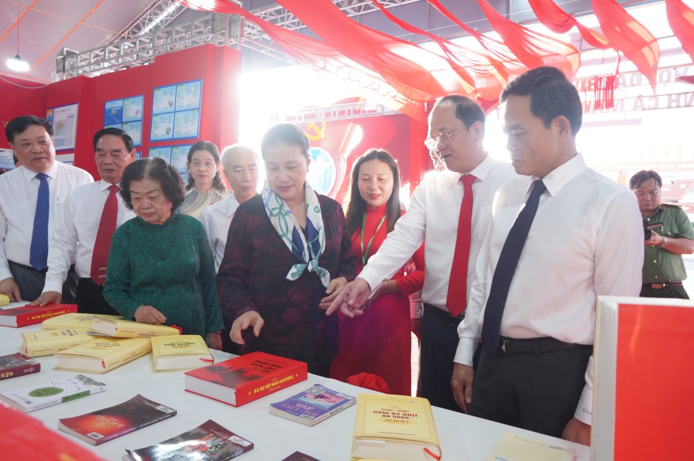 Cac dai bieu tham quan trien lam thanh tuu kinh te - xa hoi tinh Ca Mau giai doan 2020-2025. Anh: Ta Quang