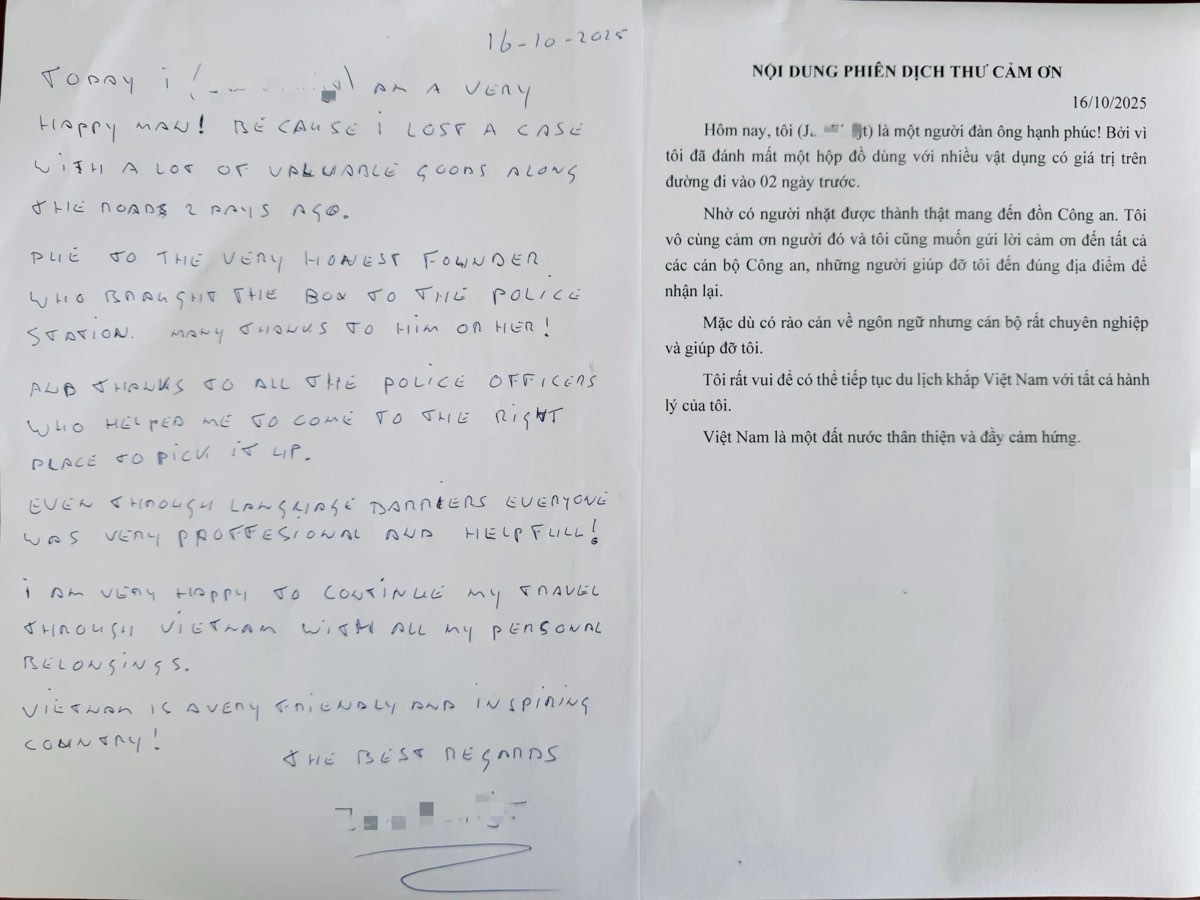 Nam du khach viet thu cam on sau khi nhan lai tai san danh roi. Anh: Cong an 