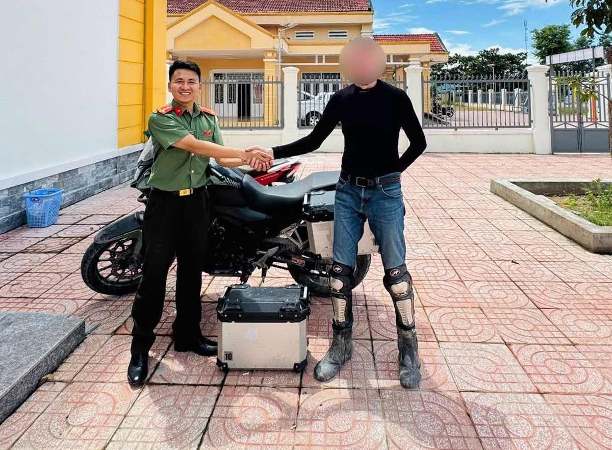 Cong an xa Suoi Kiet trao lai thung hanh ly cua nam du khach danh roi. Anh: Cong an 