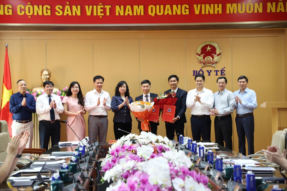 Minister of Health Dao Hong Lan presented personnel decisions at the Department of Drug Administration and the Department of Traditional Medicine Administration. Photo: Tran Minh