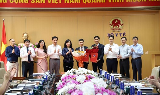 Bộ trưởng Bộ Y tế Đào Hồng Lan trao quyết định nhân sự tại Cục Quản lý Dược và Cục Quản lý Y Dược cổ truyền. Ảnh: Trần Minh