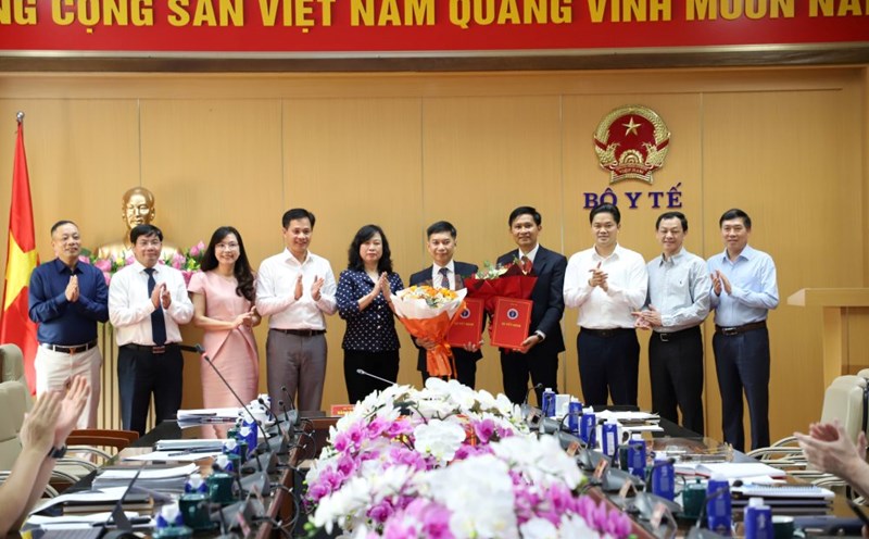 La Ministra de Salud Dao Hong Lan entrega las decisiones de personal en el Departamento de Administracion de Medicamentos y el Departamento de Administracion de Medicina Tradicional. Foto: Tran Minh