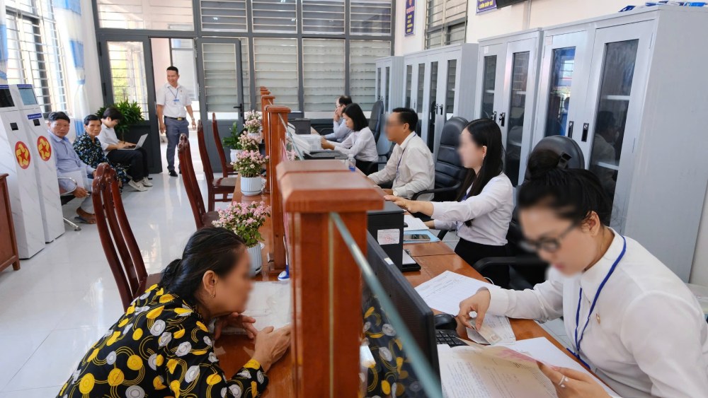Failure to comply with regulations on professional title promotion exams for civil servants. Photo: Phong Linh