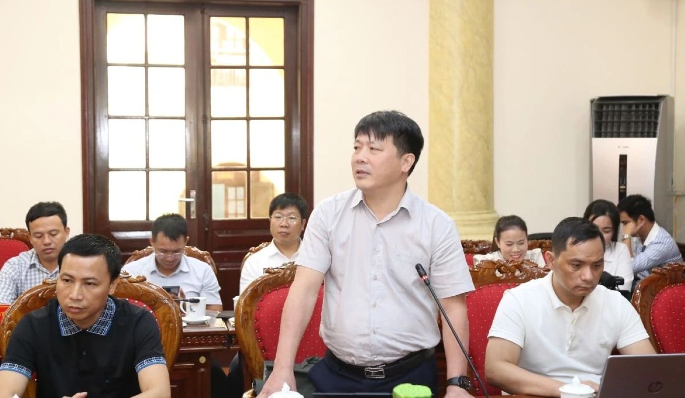 Phong vien Bao Lao Dong dat cau hoi tai hop bao. Anh: Phong Sac