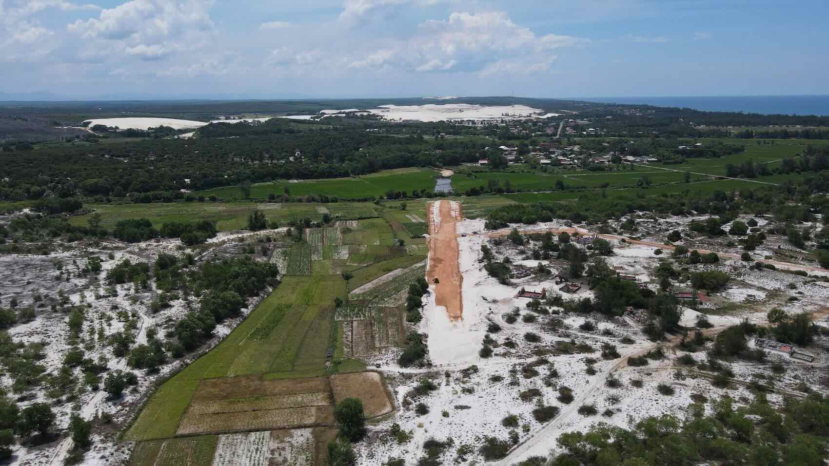 The coastal road project in Quang Tri is still stuck with land clearance in many sections. Photo: Cong Sang