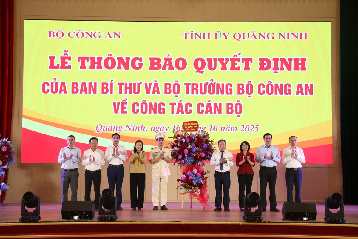 Ban Thuong vu Tinh uy tang hoa chuc mung Thieu tuong Tran Van Phuc. Anh: Cong an tinh Quang Ninh