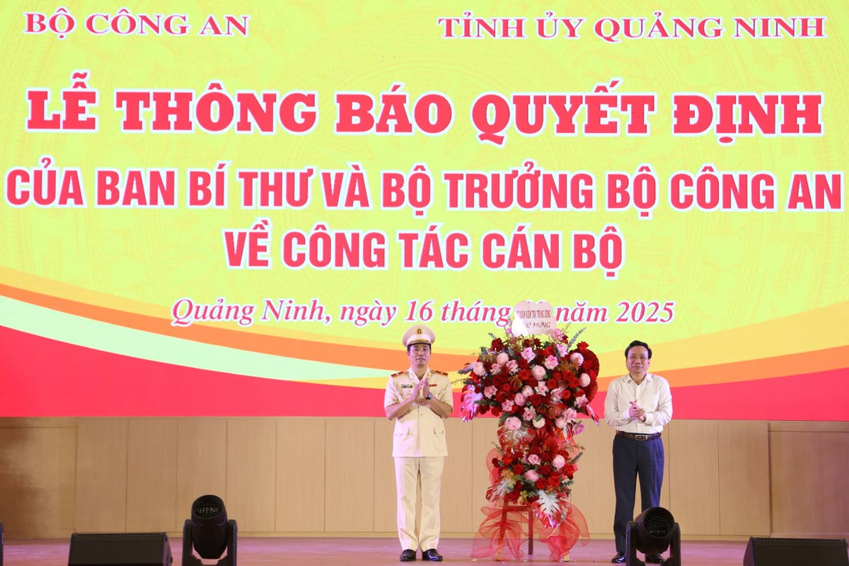 Dong chi Nghiem Phu Cuong, Pho Chu nhiem Uy ban kiem tra Trung uong tang hoa chuc mung Thieu tuong Tran Van Phuc. Anh: Cong an tinh Quang Ninh