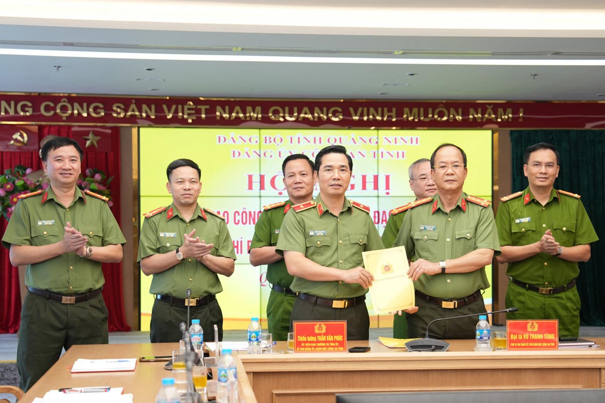 Major General Tran Van Phuc - Member of the 13th Central Inspection Commission (former Party Committee Secretary, Director of Quang Ninh Provincial Police) handed over the leadership, direction and management work to Colonel Vu Thanh Tung, Deputy Director in charge of the Provincial Police to receive. Photo: Quang Ninh Provincial Police