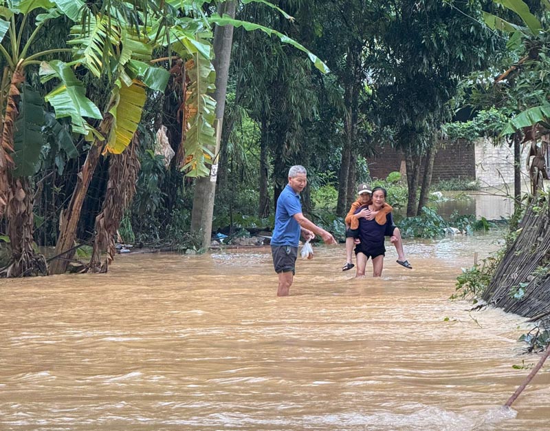Cao Bang people fled the flood for the third time in the first half of October. Photo: Giang Lan