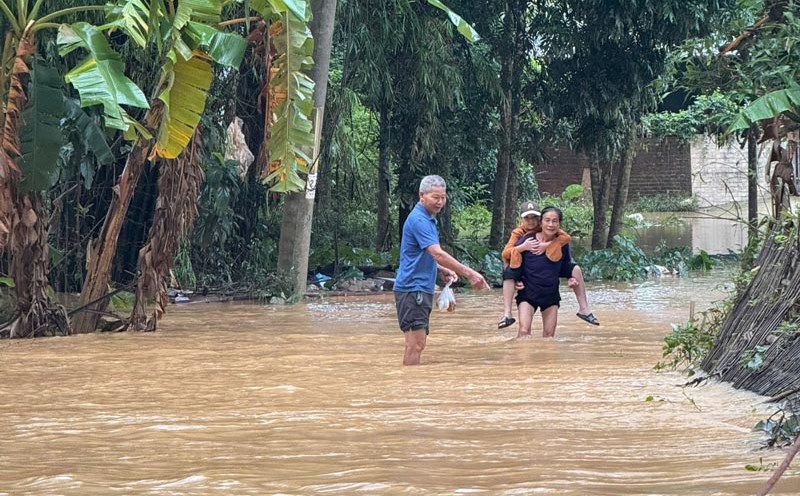 Cao Bang people fled the flood for the third time in the first half of October. Photo: Giang Lan