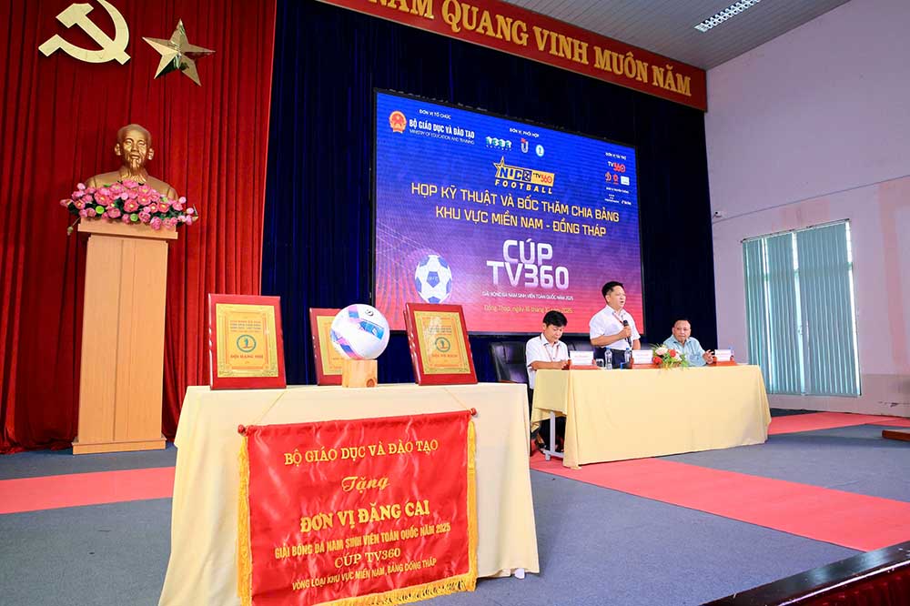 Toan canh cuoc hop. Anh: Kha Hoa