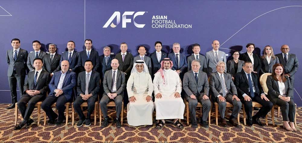 VFF President Tran Quoc Tuan (7th from left) attended the 7th meeting of the AFC Executive Committee. Photo: VFF