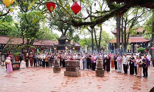 220 du khách trải nghiệm tại Di sản văn hóa thế giới Côn Sơn - Kiếp Bạc. Ảnh: Minh Hùng