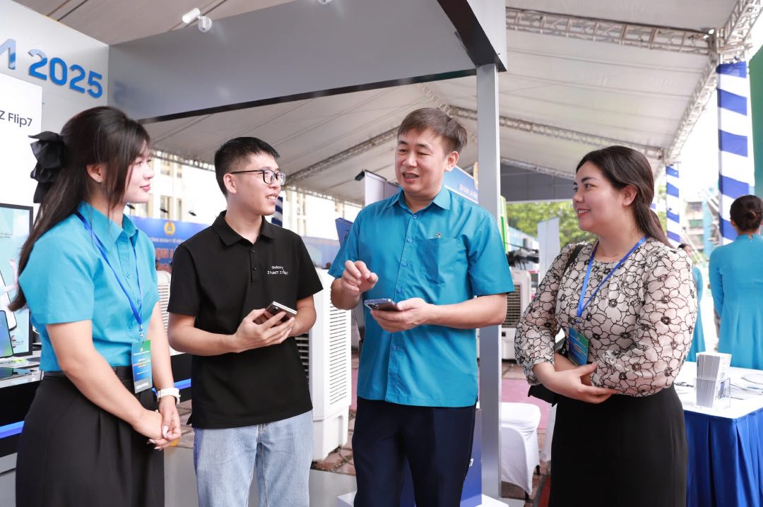 LĐLĐ tỉnh Bắc Ninh ban hành phong trào thi đua chuyển đổi số. Trong ảnh: Ông Thạch Văn Chung - Phó Chủ tịch Ủy ban Trung ương MTTQ Việt Nam tỉnh Bắc Ninh, Chủ tịch LĐLĐ tỉnh Bắc Ninh (thứ 2 từ phải qua) trao đổi tại gian hàng  các sản phẩm công nghệ Samsung tại Ngày hội Lao động sáng tạo 2025. Ảnh: Hữu Chánh