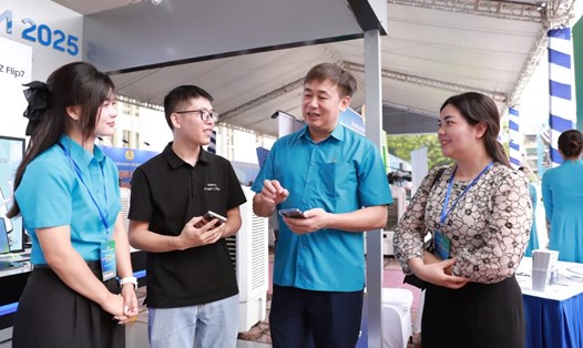 LĐLĐ tỉnh Bắc Ninh ban hành phong trào thi đua chuyển đổi số. Trong ảnh: Ông Thạch Văn Chung - Phó Chủ tịch Ủy ban Trung ương MTTQ Việt Nam tỉnh Bắc Ninh, Chủ tịch LĐLĐ tỉnh Bắc Ninh (thứ 2 từ phải qua) trao đổi tại gian hàng  các sản phẩm công nghệ Samsung tại Ngày hội Lao động sáng tạo 2025. Ảnh: Hữu Chánh