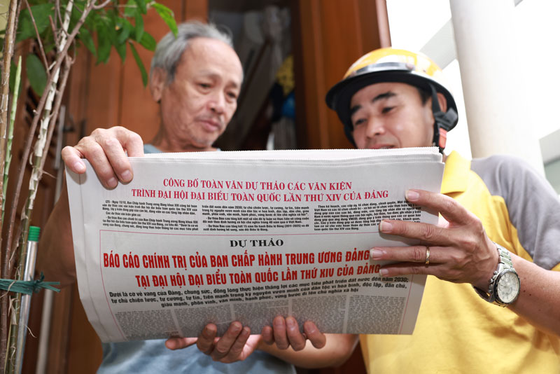 Bưu tá Bưu điện giao tận tay phụ trương tới độc giả sáng ngày 16.10