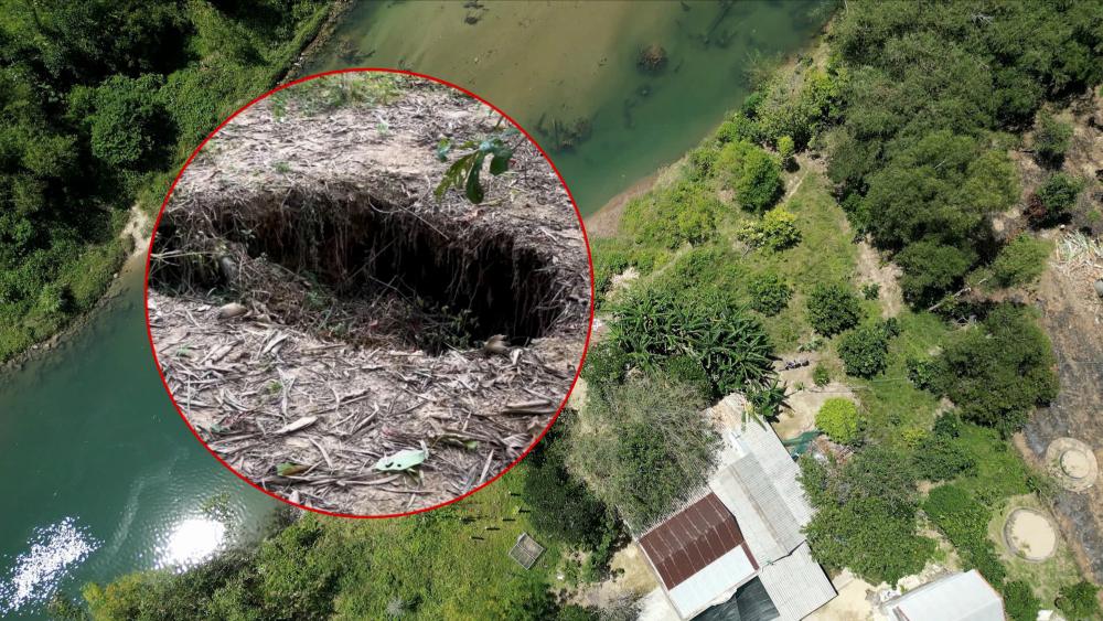 부루 강에서 산사태가 발생하여 민가에 바싹 다가왔고 많은 가구가 폭우가 내리면 대피해야 합니다. 사진: 응우옌 루언