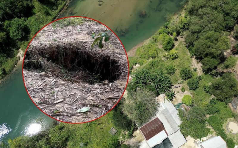 Landslides on the Bu Lu River encroached on people's houses, many households had to flee when there was a flood. Photo: Nguyen Luan
