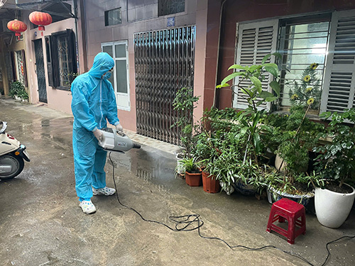 Medical staff spray disinfectants to prevent dengue fever in households in Hong Bang ward. Photo: Hai Phong Department of Health Portal