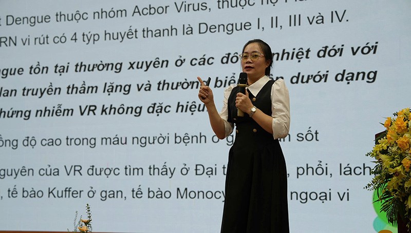 Nhấn vào ảnh để phóng to Đại diện Trung tâm Kiểm soát bệnh tật thành phố chia sẻ tại Hội nghị. Ảnh: Cổng TTĐT Sở Y tế