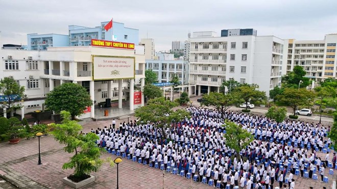 Truong THPT Chuyen Ha Long duoc tuyen 3 chi tieu nhan su chat luong cao nam 2025 theo Nghi dinh so 179/2024/ND-CP voi huong luong 100% tap su. Anh: Chuyen Ha Long 