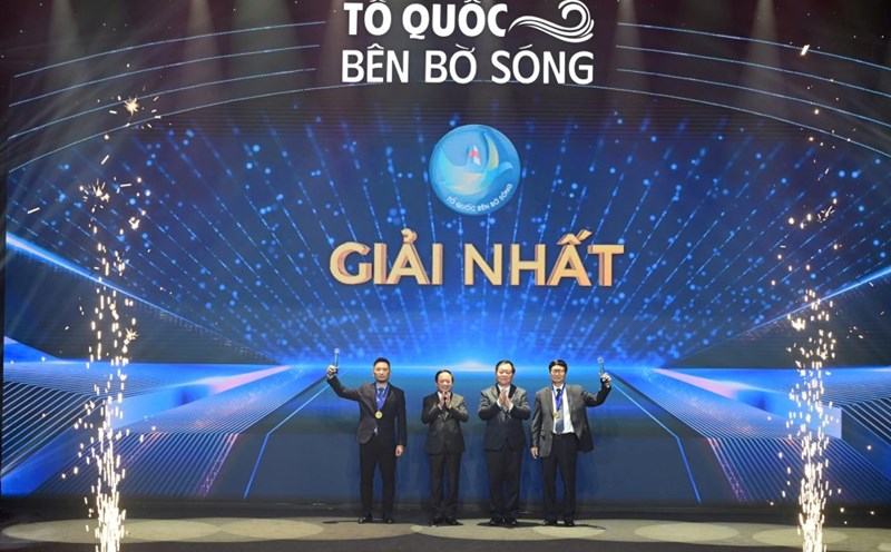 Head of the Central Propaganda and Mass Mobilization Commission Nguyen Trong Nghia and General Trinh Van Quyet - Director of the General Department of Politics of the Vietnam People's Army - presented the first prizes to the winning authors. Photo: Hai Nguyen