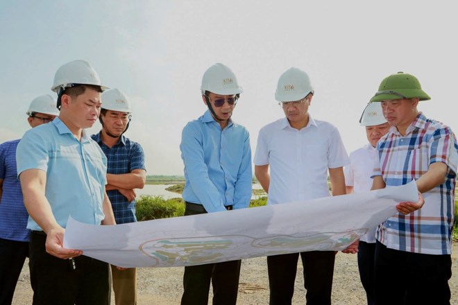 Pho Chu tich thuong truc UBND thanh pho Le Anh Quan kiem tra thuc dia va nghe bao cao tinh hinh trien khai Du an san golf Hai Phong Sakura Golf Club. Ảnh: Cong TTDT Hai Phong