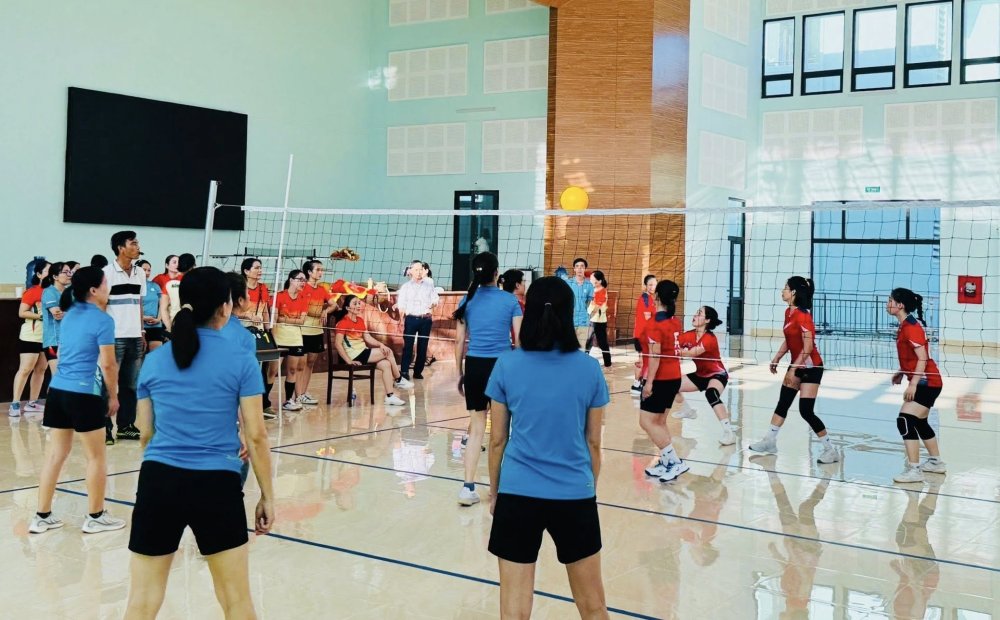 40명의 조합원이 스포츠 대회에 참가했습니다. 사진: 꽝찌 노동조합