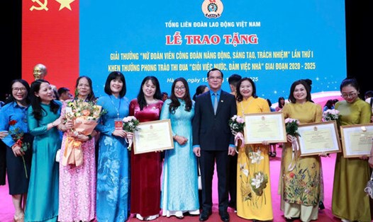 Chị H’Vinh Niê (thứ ba, bên phải) và chị Trần Thị Diệp Thảo (thứ năm, bên trái) là hai nữ đoàn viên tiêu biểu tỉnh được Tổng Liên đoàn khen thưởng trong phong trào “Giỏi việc nước, đảm việc nhà” giai đoạn 2020 – 2025. Ảnh: Đức Lâm