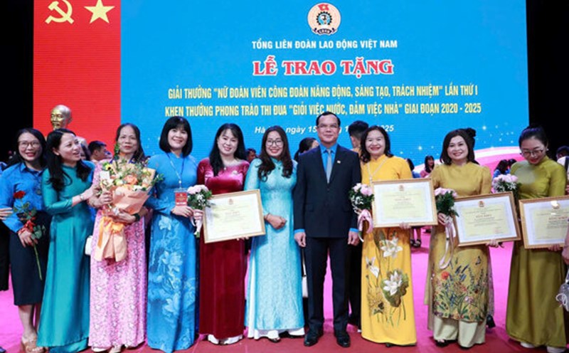 H'Vinh Nieさん(右3番目、左5番目)とTran Thi Diep Thaoさん(左5番目、右5番目)は、省の模範的な女性組合員であり、総連盟から2020年から2025年の期間の「勤勉、水、家事」運動で表彰されました。写真:Duc Lam