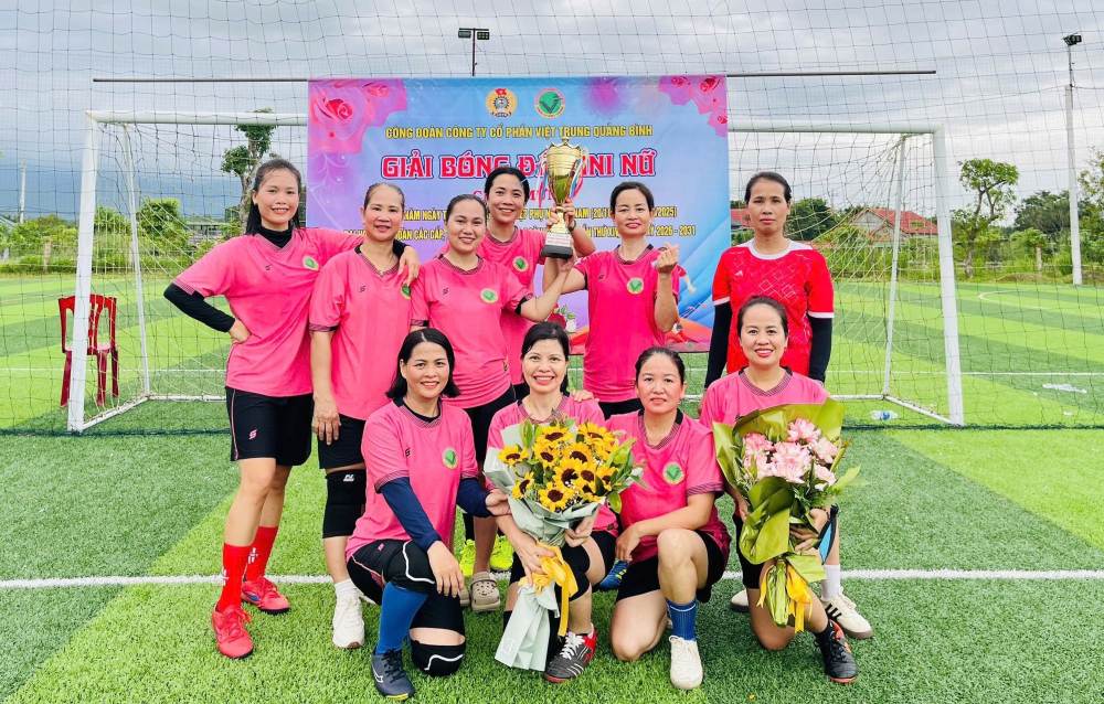 The mini women's football tournament to celebrate the Trade Union Congress at all levels attracted a large number of union members to participate. Photo: Quang Tri Trade Union