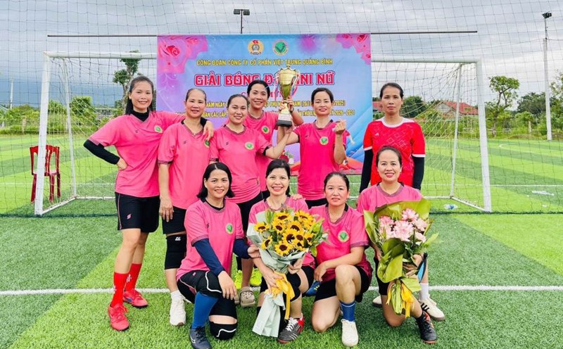 The mini women's football tournament to celebrate the Trade Union Congress at all levels attracted a large number of union members to participate. Photo: Quang Tri Trade Union