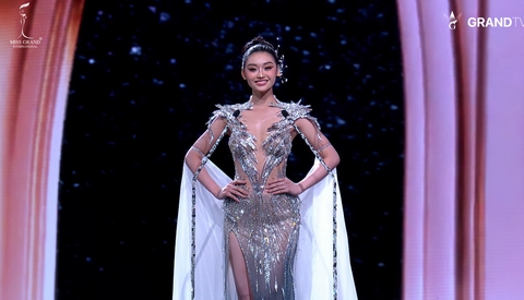 Hoa hau Yen Nhi. Anh: Sen Vang.