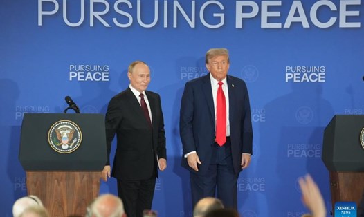 Tổng thống Nga Vladimir Putin và Tổng thống Mỹ Donald Trump họp báo sau hội nghị thượng đỉnh ở Alaska, ngày 15.8.2025. Ảnh: Xinhua