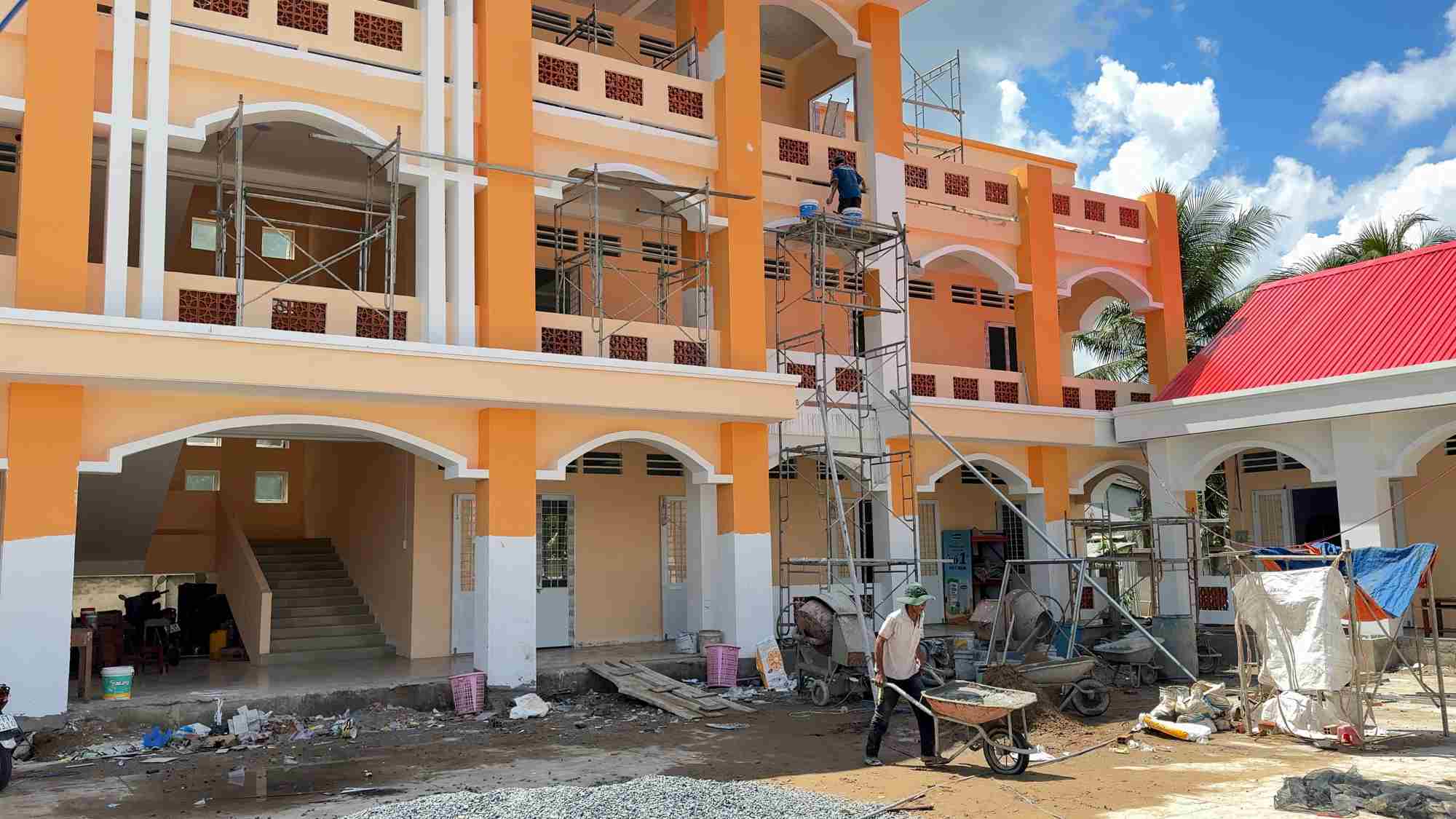 Trabajadores que trabajan en altura sin cinturon de proteccion potencialmente peligroso. Foto: Hoang Loc