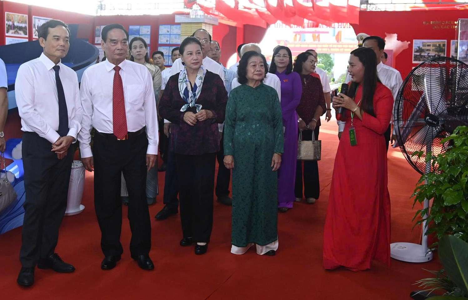 Lanh dao, nguyen lanh dao Dang, nha nuoc tham quan trung bay thanh tuu kinh te - xa hoi tinh Ca Mau. Anh: Nhat Ho