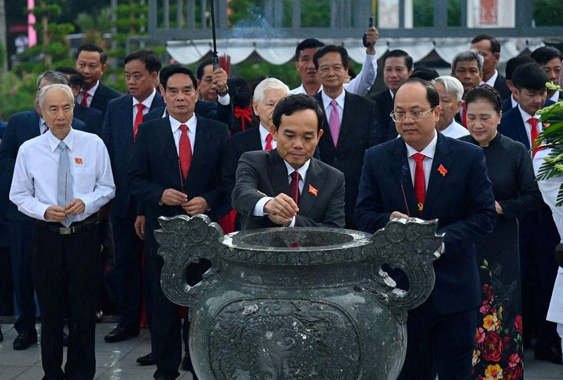 Truoc khi khai mac ong cac dong chi lanh dao, nguyen lanh dao Dang, Nha nuoc dang huong tai Khu tuong niem Chu tich Ho Chi Minh. Anh: BTC Dai hoi cung cap