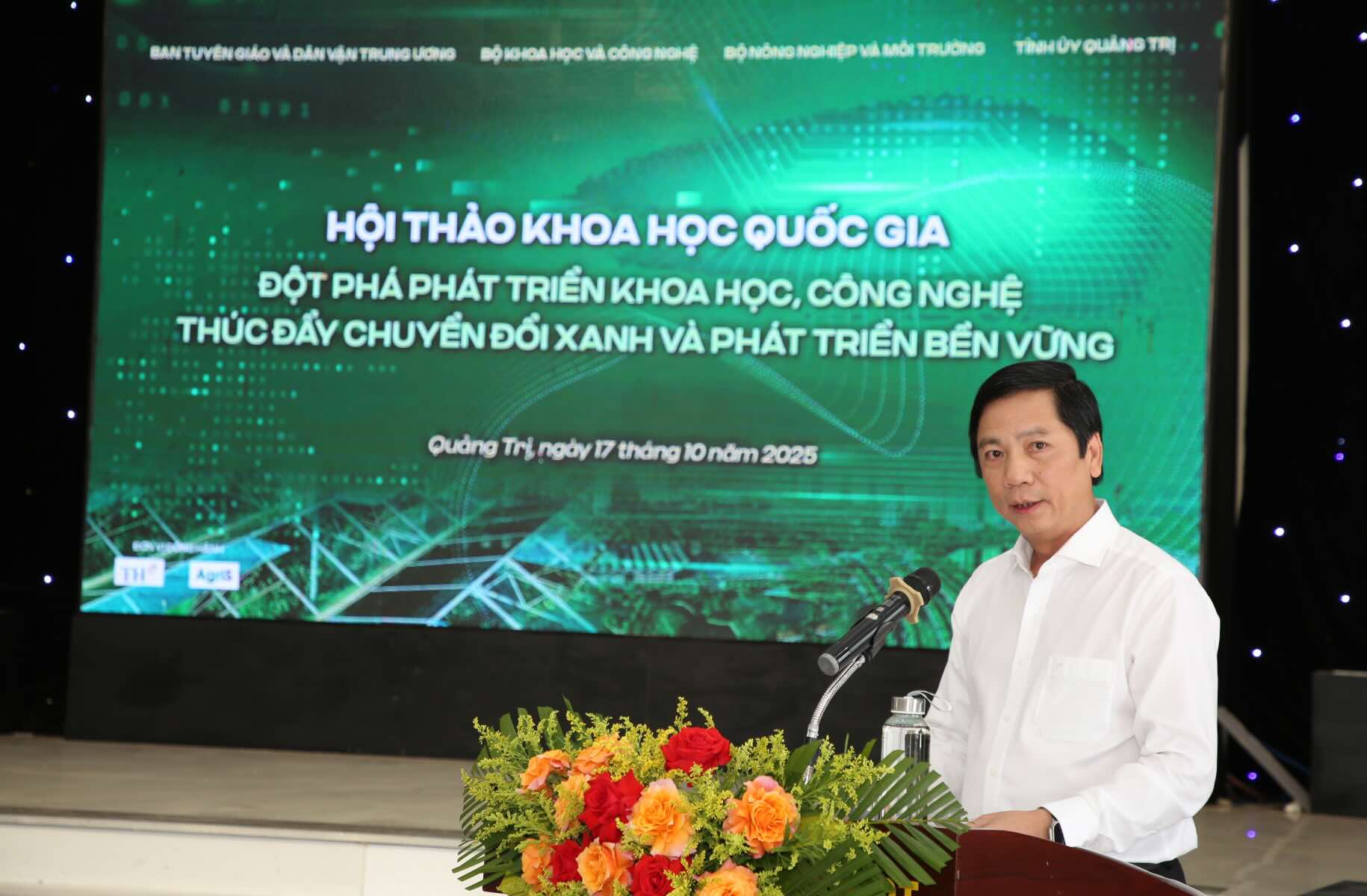 Ong Hoang Nam - Pho Chu tich UBND tinh Quang Tri phat bieu tai hoi thao. Anh: Cong Sang