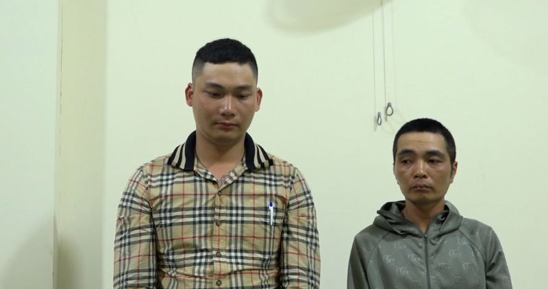 Dong Thap성 Phong My 코뮌 경찰이 불법 할부 대출 광고 전단지 수만 장을 검사하고 압수했습니다. 사진: 경찰 제공