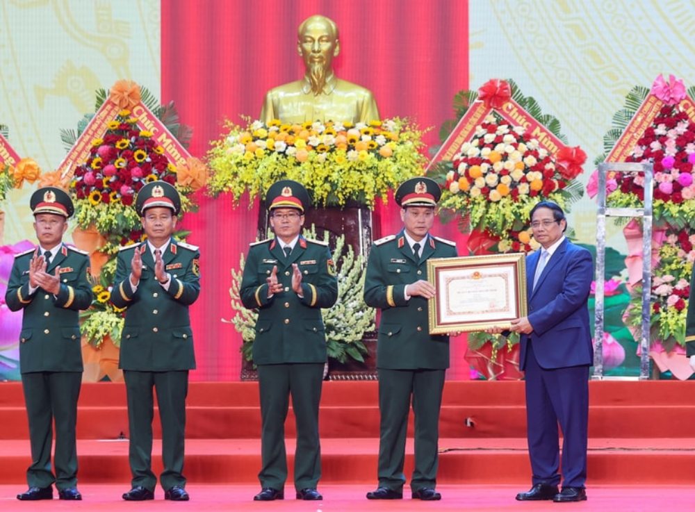 Thu tuong Chinh phu Pham Minh Chinh trao Huan chuong Ho Chi Minh (lan thu ba) cho Luc luong vu trang Quan khu 5. Anh: Quochoi.vn