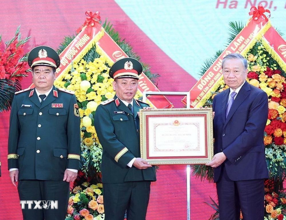 Tong Bi thu To Lam trao Huan chuong Ho Chi Minh cho luc luong Tinh bao Quoc phong Viet Nam. Anh: TTXVN