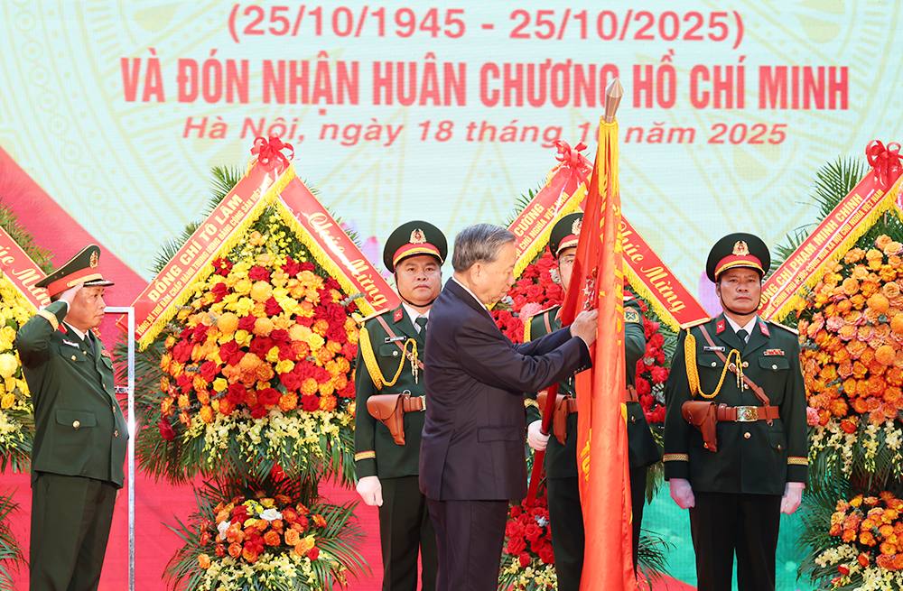 General Secretary To Lam attaches the Ho Chi Minh Medal to the traditional flag of the Vietnam National Defense Intelligence Force. Photo: Ministry of National Defense