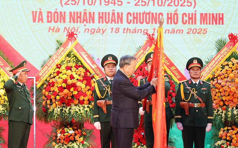 General Secretary To Lam attaches the Ho Chi Minh Medal to the traditional flag of the Vietnam National Defense Intelligence Force. Photo: Ministry of National Defense