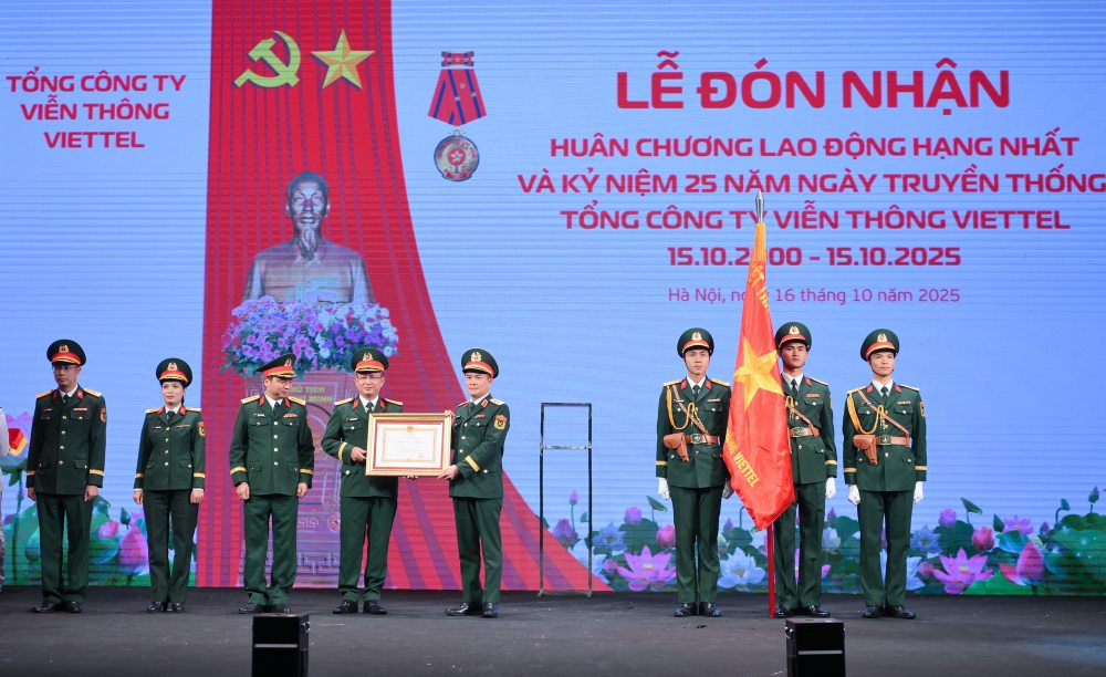 Viettel Telecom la don vi quan doi vua don nhan Huan chuong lao dong hang Nhat. Anh: VGP