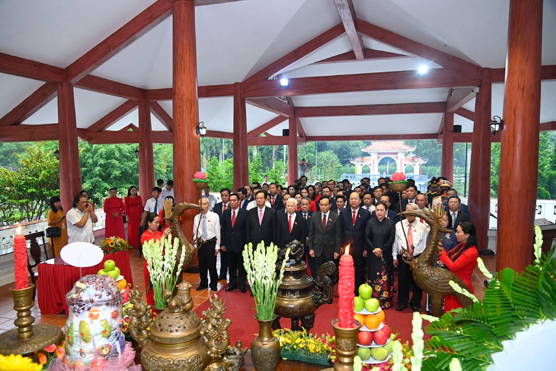 Dai bieu dang huong, dang hoa tai Khu Tuong niem Chu tich Ho Chi Minh (phuong An Xuyen, TP Ca Mau). Anh: Van Dong