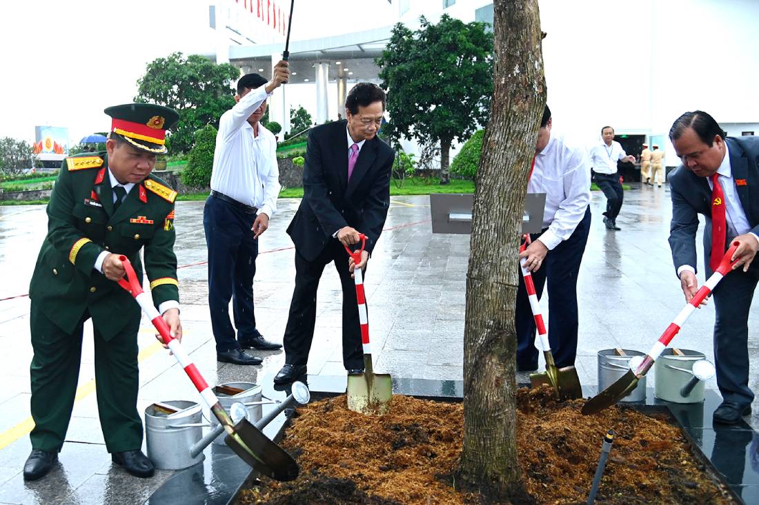 Cac dai bieu trong cay tai khuon vien Trung tam Hoi nghi tinh Ca Mau. Anh: Van Duc