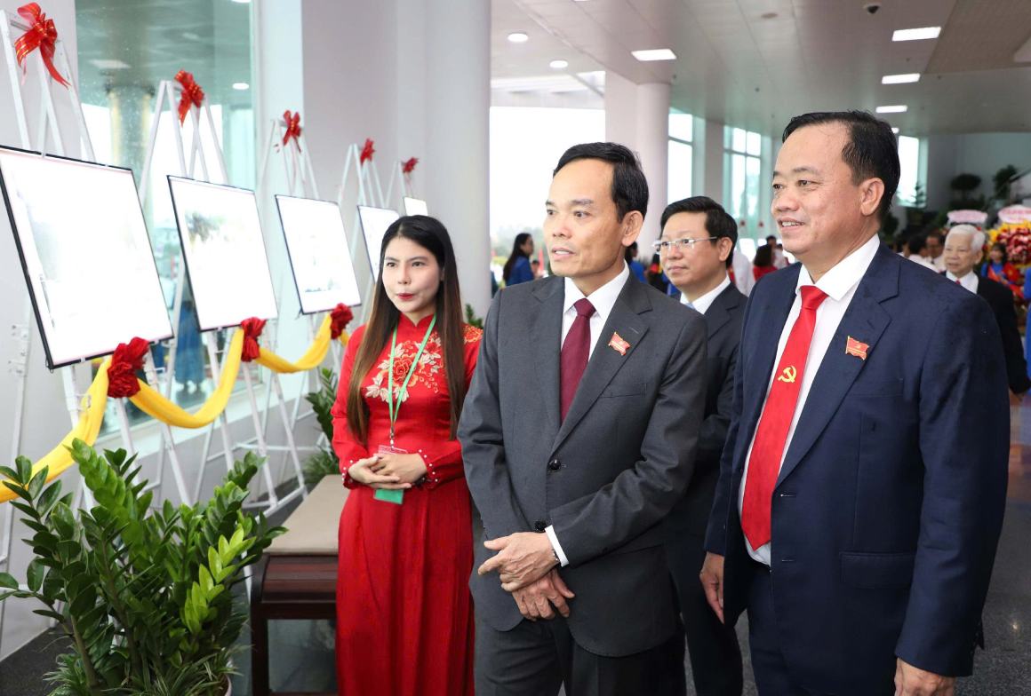 Dai bieu tham quan khu trien lam anh. Anh: Van Duc