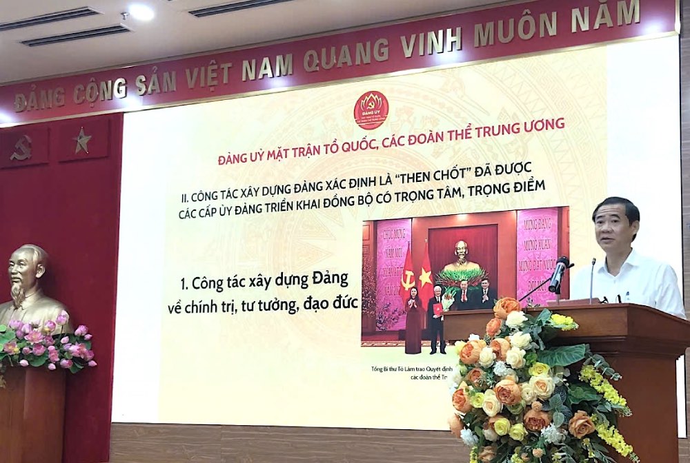 El camarada Nguyen Thai Hoc - Subsecretario del Comite del Partido del Frente de la Patria de las organizaciones centrales transmitio el tema especial en la conferencia. Foto: Que Chi