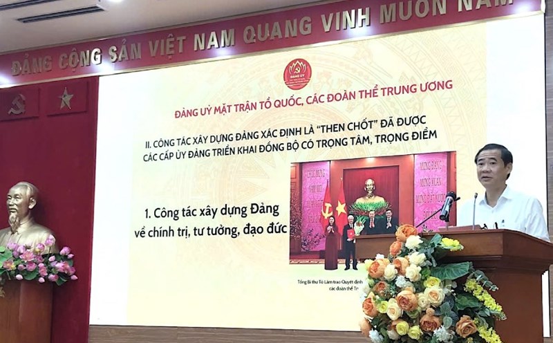 Comrade Nguyen Thai Hoc - Deputy Secretary of the Party Committee of the Fatherland Front and Central Organizations delivered a speech at the conference. Photo: Que Chi