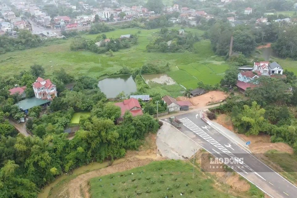 Tuyen duong bi cut tai doan xom Kieu Chinh. Anh: Nhom PV.